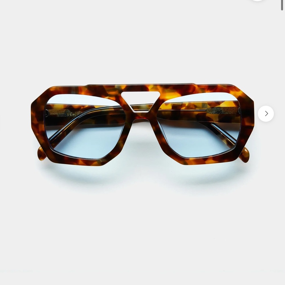 Vehla River Sunglasses in Tort / Sky